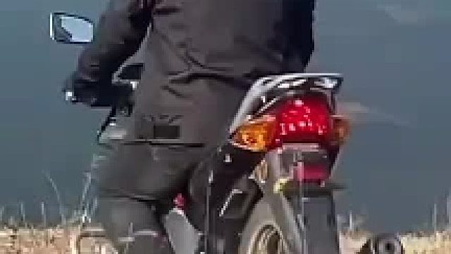 大哥骑摩托车过河的视频