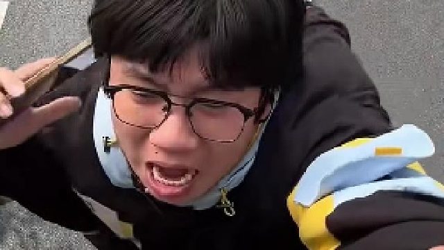 男人不语，只是在一味的独攀