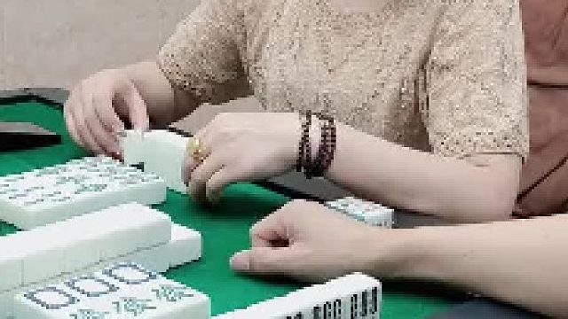 哦吼！小姐姐列牌莫搞呢？又杠开了哈……