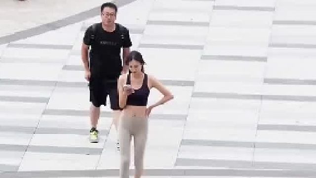 假装拥抱小姐姐，下秒操作给看傻眼，反应不像是演的！