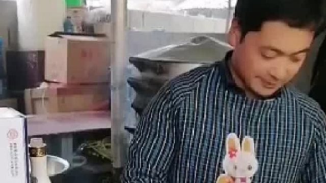 他喝酒为什么要先倒掉一点呢