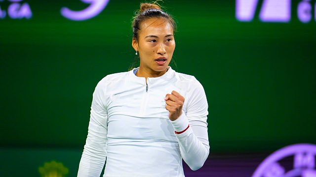 太难了！前世界第一被郑钦文打崩溃：怒摔球拍加怒喷裁判不公