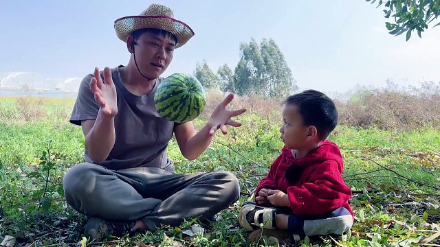 农村媳妇不在身边，爸爸带娃下地干活，看看儿子表现如何
