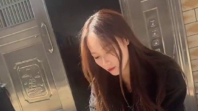 煤人介绍的对象，她和姐姐一起来的，对我爱搭不理的