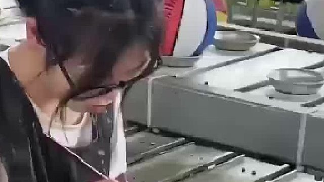 篮球工厂生产线，没想到上面的线条是手画的，“这画线技术也是绝了”