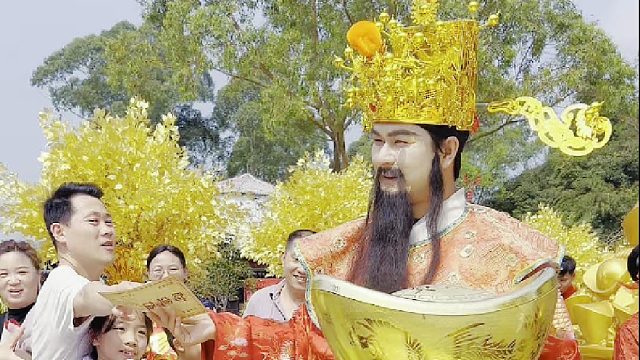 财神送财福临门，东莞观音山财神愿您富贵满天，财源滚滚来