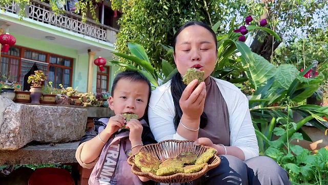 宝宝肚子饿了，嘴馋想吃粑粑，今天妈妈满足他