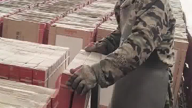 我是老板请过来叉车的，结果他们两个找我要小费。