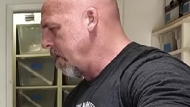 生死一瞬！男子闪电般躲过毒蛇致命一击！