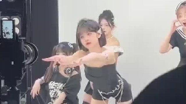 第三视角观看女生表演闹钟舞，表情管理太牛了