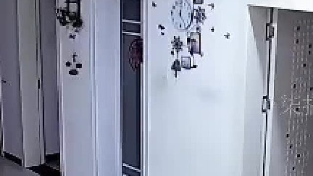 老公加班翻看监控，老婆的行为让他心软，钱永远都赚不完