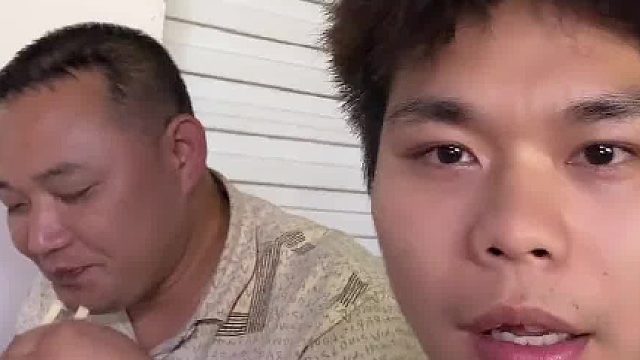 跟我叔一起打光棍坚决不找老婆我叔笑的很开心