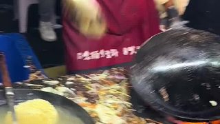 夜市炒面10元一份，老板一晚上賣300多份。