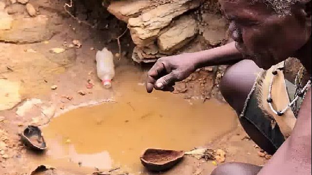 偶遇水坑，7天没喝水的老酋长趴下直接开喝