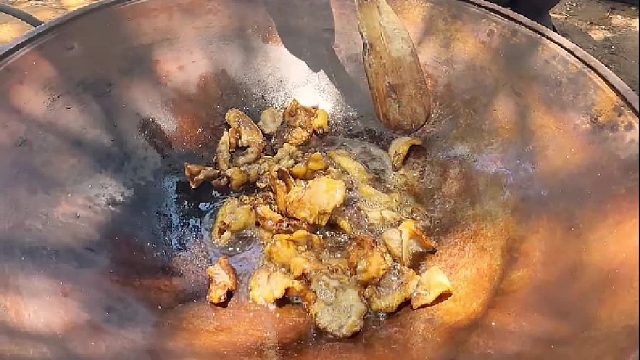 哈扎比部落学会做脂渣了