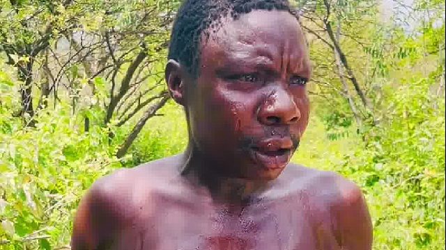 嘟嘟第一次品尝矿泉水