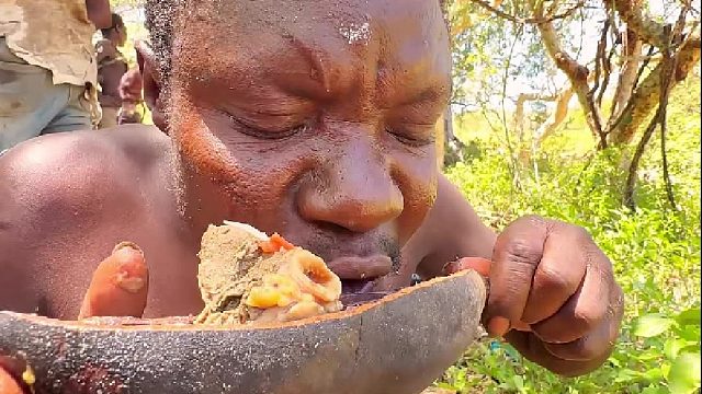 嘟嘟独自享受美味的金汤肥肠