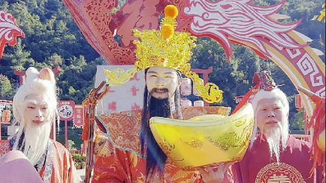 恭喜发财，大吉大利；东莞观音山祝您财运亨通，财源广进