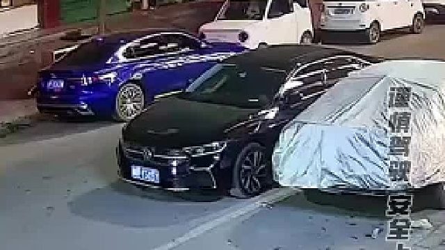 电瓶车撞上路边的车辆，车玻璃瞬间粉碎飞溅。