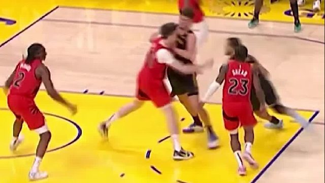 勇士117-114猛龙，库里砍17分，摔倒伤退返回更衣室