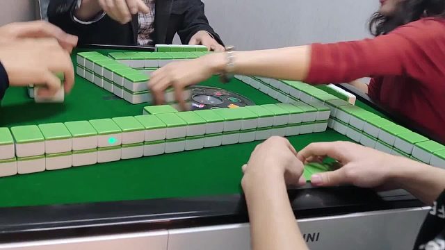 长春麻将实战 _ 这三把牌就能看出局长有多贪婪