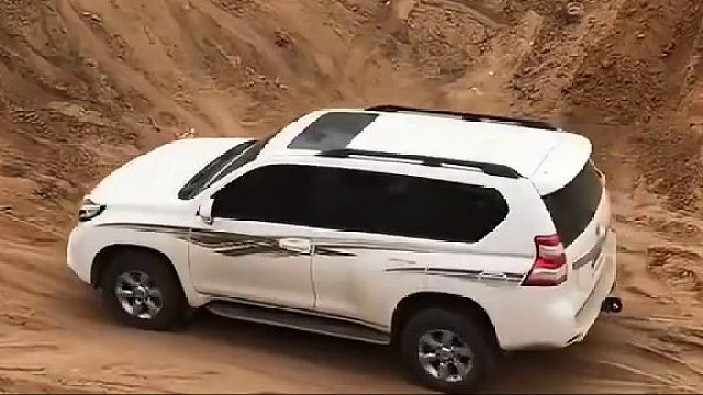 丰田霸道vs五菱，谁更厉害？