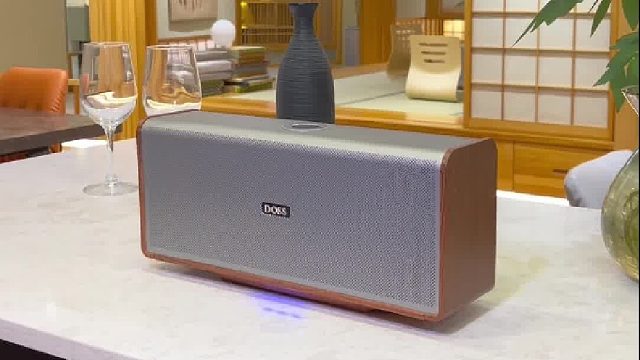 按下播放键，启动今日心灵充电，DOSS魔砖全景声音响