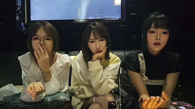 AJ刚回国就被旗下三名美女主播讨伐