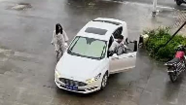 我们家的车雨刮器有问题，方向不对