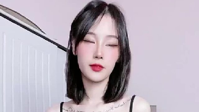 生活不是等待风暴过去，而是学会在雨中跳舞，甚至在泥泞中开出花