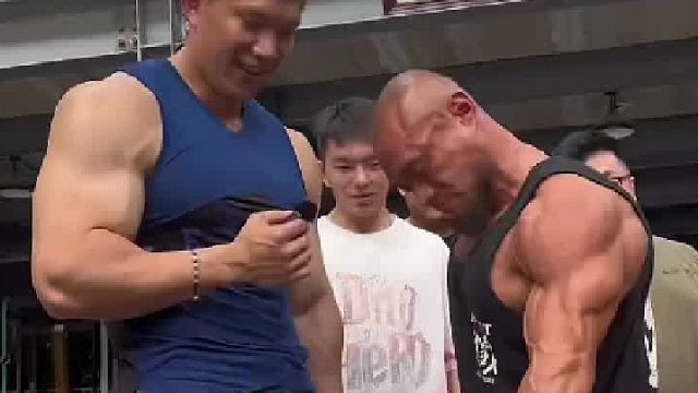 健身房引以为傲的拿金砖，却是工人们入门的门槛