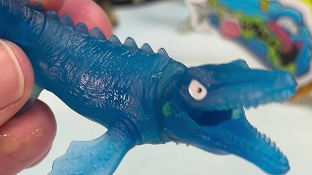 盲盒开出来了一个会发光的恐龙！