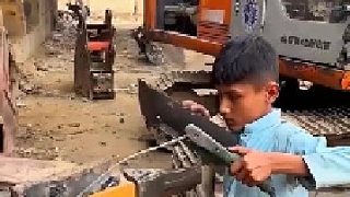 10歲小孩哥焊接挖機鏟斗！