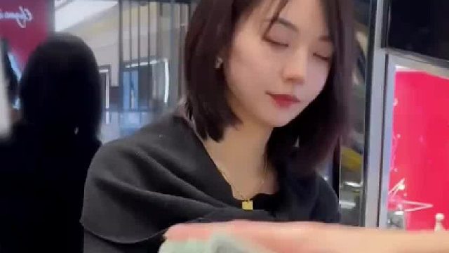 一沓money霸气提货一台5万的手机，尊贵开箱仪式感！