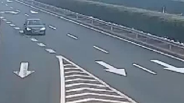 司机突然在导流线上停下来！结果令人震惊！