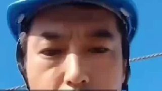 知識分享：工地男子給大家提醒外墻有一部分是泡沫做的，千萬別踩上去。