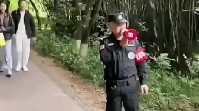 下班时间的迫切心情，是真的是不分物种啊，国宝们比人还要积极，跑的又快又稳一溜烟各回各“家”了