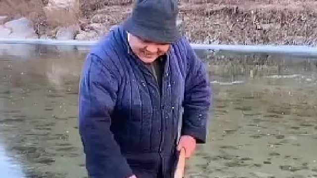 男子在结冰的水下发现了一块石头，砸开一看 果然是好东西