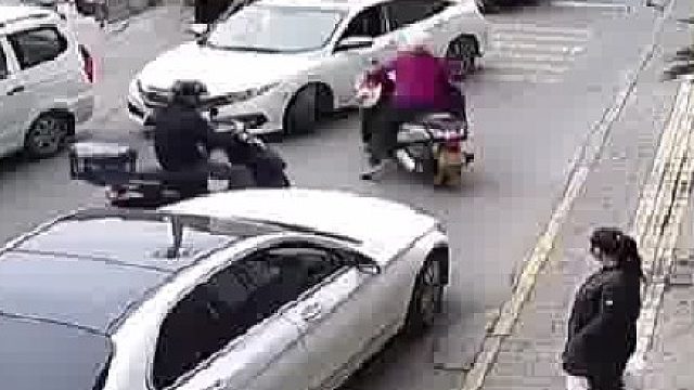 大妈：开门全责，我管你谁开的门