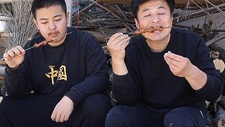 天氣熱了燒烤必須安排，再烤幾個大腰子，一口下去噴香啊
