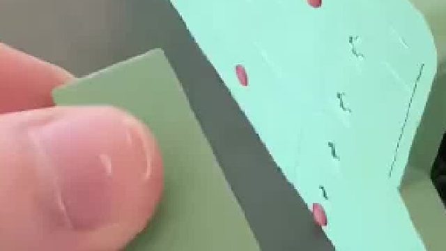 当小哥按照说明书，拼好玩具车最后一块时