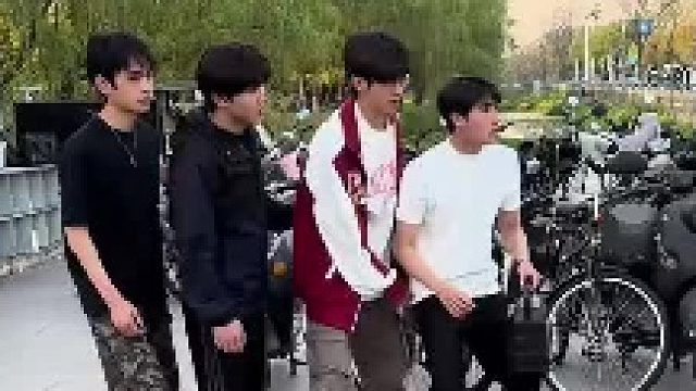 放假返校整蛊一下社恐的室友 他为啥害羞哎…..