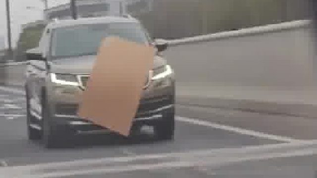 开车注意安全 后面大车爆装备，斯柯达成了受害者，变道两次都没掉下来