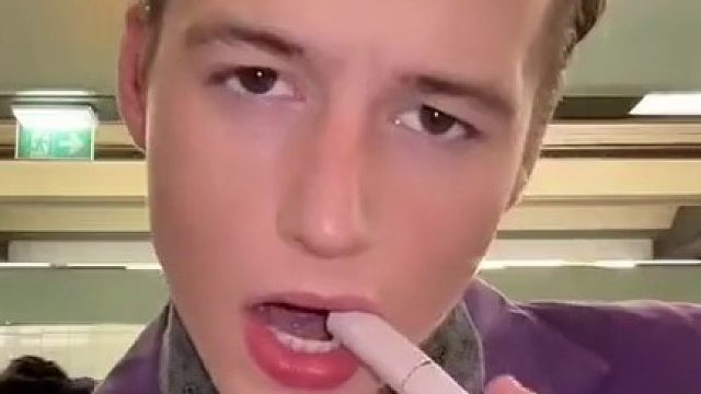 他还需要化妆，而你是真正的