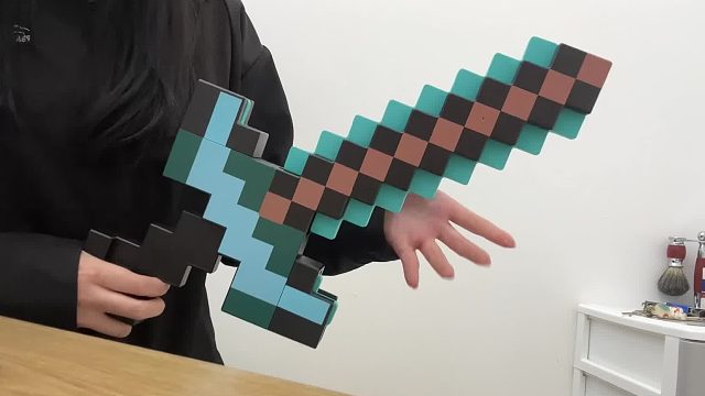 “创作要比毁灭困难的多，所以懦夫才总是选择毀灭一切”