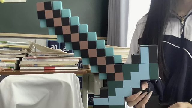 “创作要比毁灭困难的多，所以懦夫才总是选择毁灭一切”