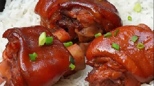 碗上面的提示物，到底是小猪佩奇还是暴力熊？