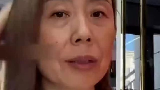 大妈原相机拍照，下秒开后美颜滤镜，瞬间年轻二十岁