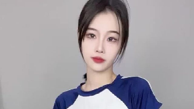 明明是你先靠近我的可是最后舍不得的却是我