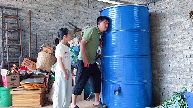 女儿去后院喂鸡，听见铁桶叫响声，急忙叫爸爸来看